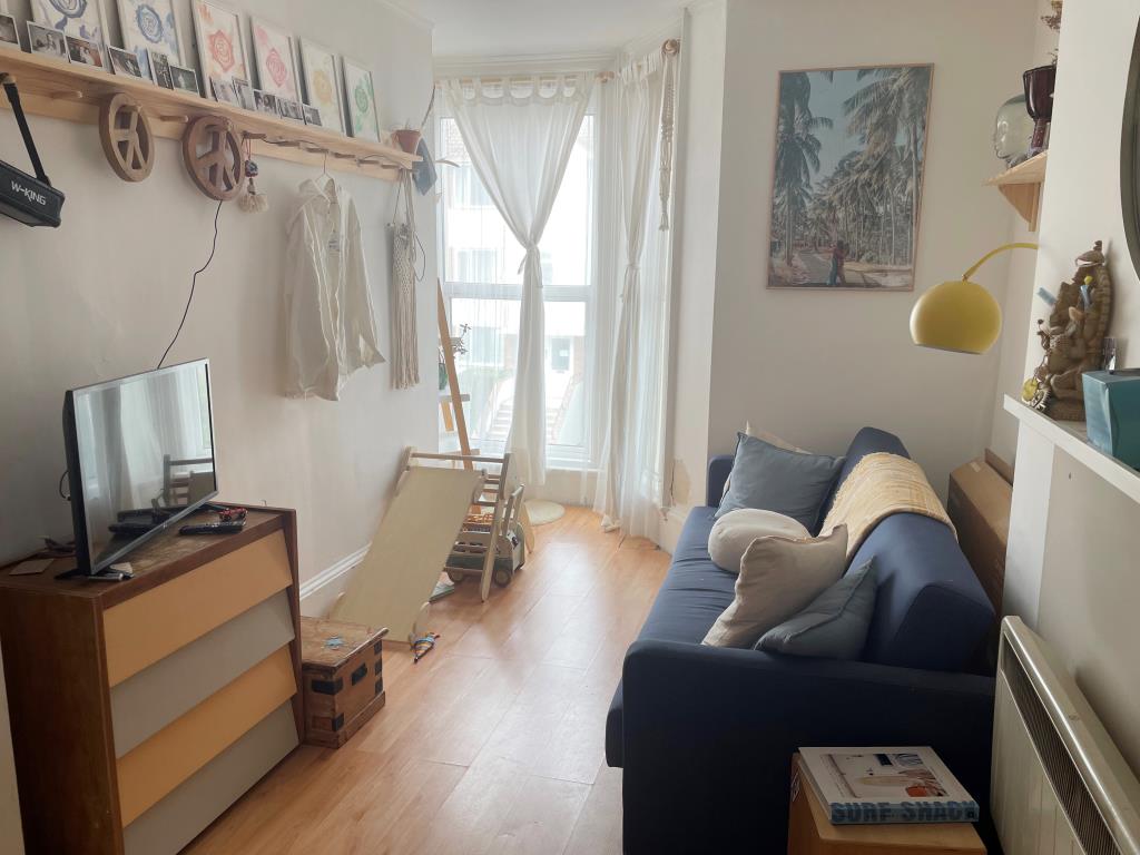 Lot: 171 - LEASEHOLD INVESTMENT - Living room with window to front